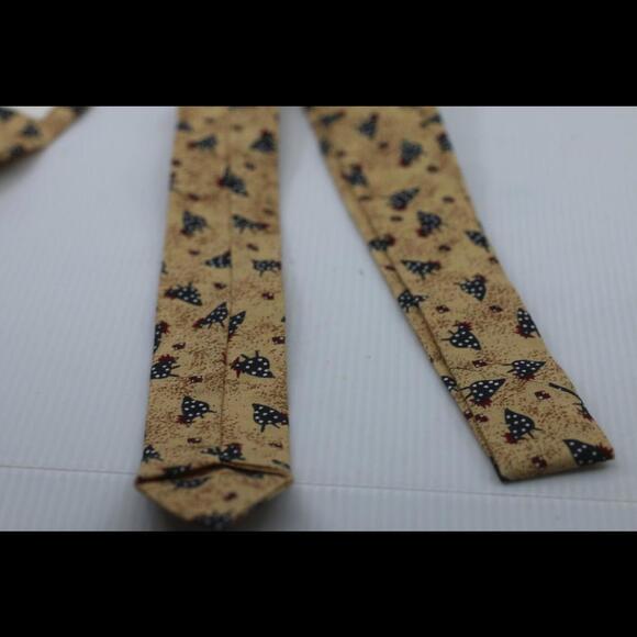 Tie Solitaire with rooster birds logo on a beige cloth - Picture 5 of 5